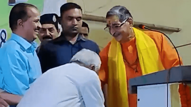 नीतीश कुमार का आरके सिन्हा का पैर छूना